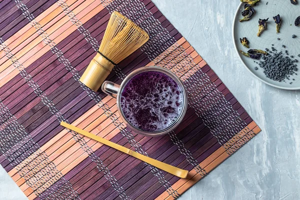 Matcha Blue bebida de ervilha borboleta, antioxidante em um fundo cinza claro. Orientação horizontal — Fotografia de Stock