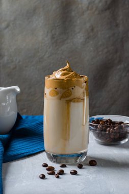 Dalgon, sebze, normal süt ve hazır kahveden yapılan bir soğuk kahve içeceğidir. Karanlık arka planda bir bardak. Metin için yer