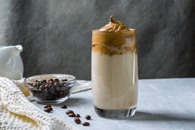 Dalgon kahvesi Kore 'den moda bir içecektir. Sütlü ve sulu köpüklü, koyu arkaplanda şekerli kahve. Yatay yönelim