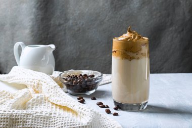 Dalgon kahvesi, arka planda cam bir fincanda krema bulunan lezzetli bir içecektir. Kahve eğilimi.