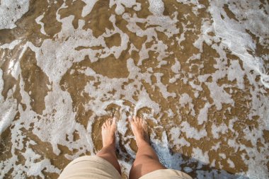 Sahilde suda kadın ayakları