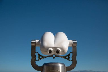 Para işletilen dürbün ve mavi arkaplan