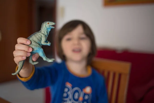 아이가 공룡갖고 백색증은 백색증을 가리킨다 시절의 — 스톡 사진