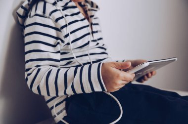 Tabletli çocuk yerde oturuyor. Teknoloji konsepti. Bağlantı konsepti. İnternet bağımlılığı kavramı.