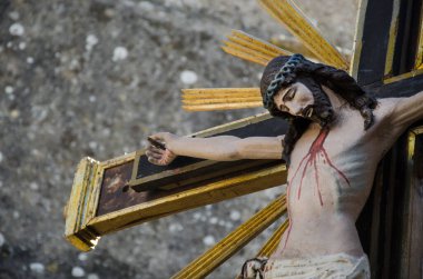 Erice Sicilya 'da Paskalya alayında çarmıha gerilen İsa heykeli.