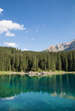 Trentino Güney Tyrol 'deki Carezza Gölü, dikey görüntü