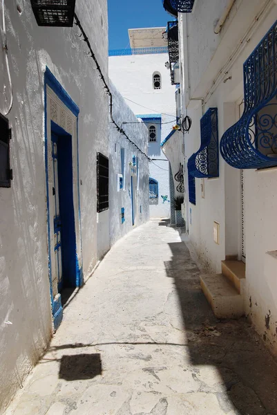 Rua Velha Estreita Cidade Oriental Com Casas Brancas Azuis — Fotografia de Stock