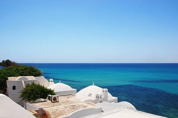 Gök mavisi deniz ve Tunus 'taki Hammamet Medinesi' nin beyaz çatıları.