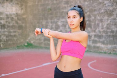 Formda kız çocuk parkında esneme hareketleri yapıyor.