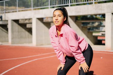 Yorgun kadın dışarıda idmandan sonra dinleniyor