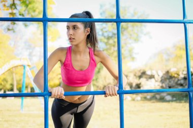 At kuyruklu kadın şınav çekiyor.