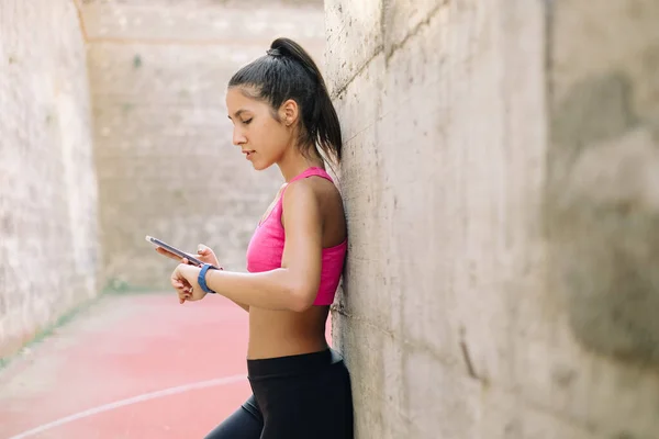 Akıllı telefon uygulamasında spor salonundaki verileri kontrol eden bir kız