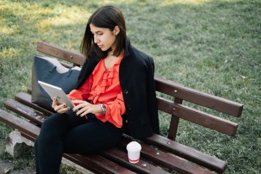 Parktaki bankta çalışan serbest bir kız.