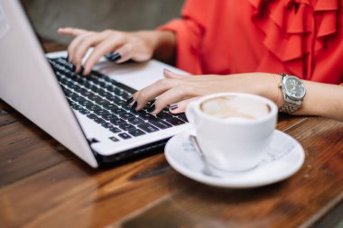 ahşap masa üstünde laptop yazarak kadın