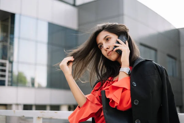 Flicka pratar i telefon medan du rör hennes hår — Stockfoto
