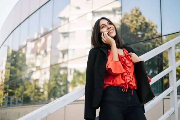 Affärskvinna ringer ett samtal utanför kontoret — Stockfoto