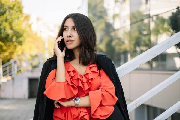 Vacker kvinna ringer på mobiltelefon utomhus — Stockfoto