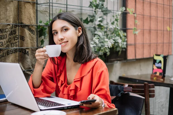 Femmina freelance ragazza bere caffè con computer portatile — Foto Stock