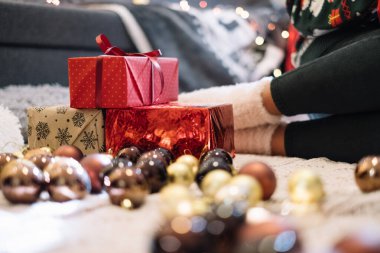Ağaç toplarıyla paketlenmiş Noel hediyeleri