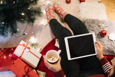 Beyaz tablet ve kapuçinolu kupa tutan kızlar