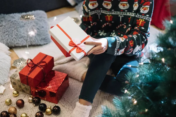 Close-up view of woman and holiday gifts — Stock Photo, Image