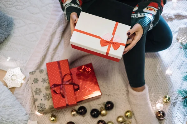 Womans mani in possesso di scatola regalo bianca con nastro rosso — Foto Stock