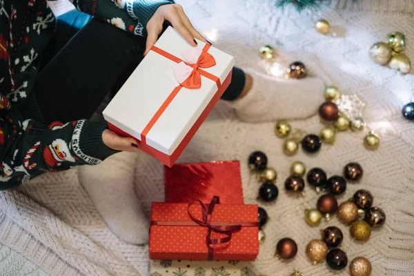 Ragazza seduta sul pavimento con palle di Natale e regali — Foto Stock
