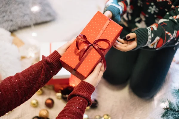 Donna che riceve regalo di Natale rosso da bambino — Foto Stock