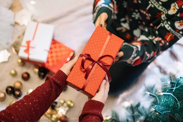 Kadın eli, çocuktan kırmızı Noel hediyesi alıyor