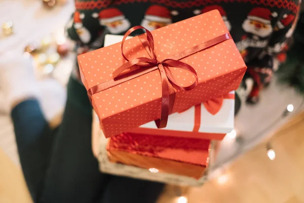 Detailní pohled na několik vánočních dárkových krabic — Stock fotografie
