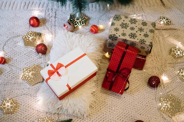 Scatole regalo di Natale con luci a forma di fiocco di neve — Foto Stock