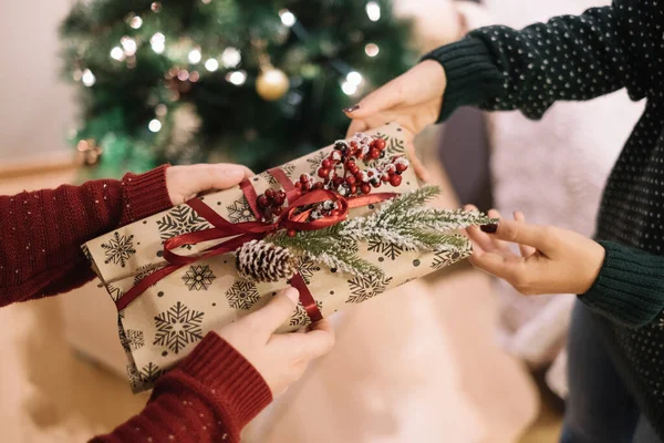 Donna che dà regalo decorato a un bambino — Foto Stock