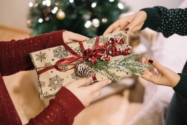Regalo di Natale con ramoscello di pino in mano — Foto Stock