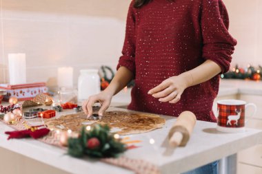 Zencefilli ekmek hamurundan melek kurabiyesi yapmak