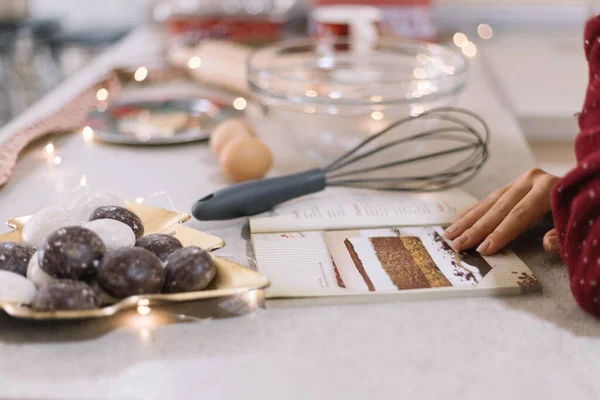 Table avec bonbons, livre de recettes et lumières — Photo