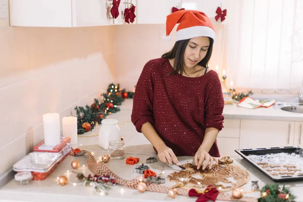 Jongedame bereidt zelfgemaakte peperkoek koekjes voor Kerstmis — Stockfoto