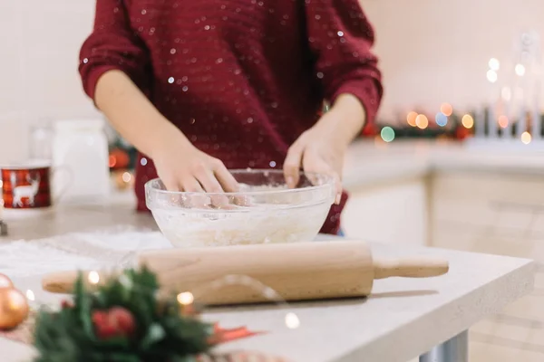Девочки разминают тесто для рождественского печенья — стоковое фото