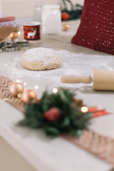 Рождественское тесто с пролитой мукой над столешницей — стоковое фото
