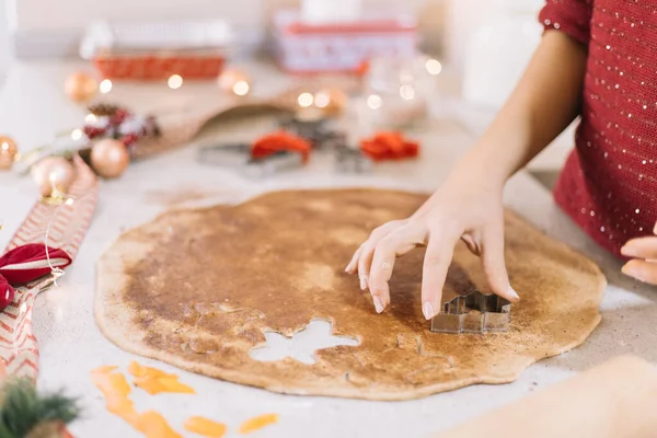 Fechar-se de uma senhora cortando CHristmas figurado cookies — Fotografia de Stock