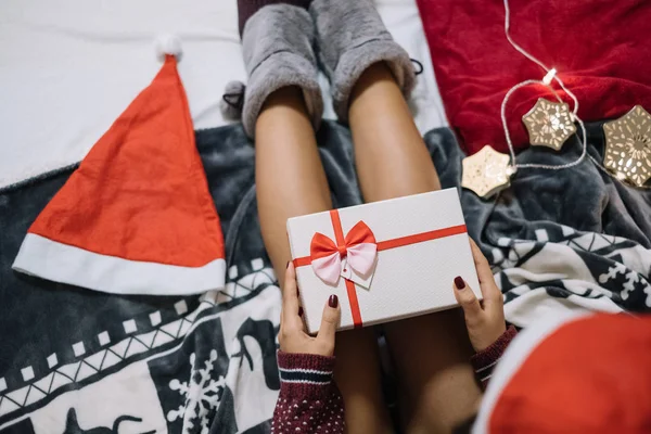 Vista dall'alto della donna sdraiata a letto con confezione regalo — Foto Stock