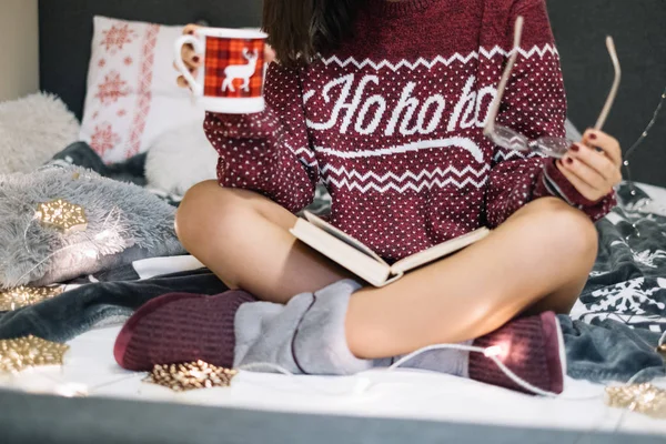 Gehakte vrouw met Ho-ho-ho trui met hertenmok — Stockfoto