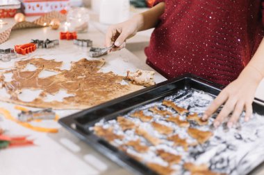 Genç kız Noel için zencefilli bisküvi hazırlıyor.