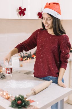 Mutfak barına elinde oklavayla un döken kadın.