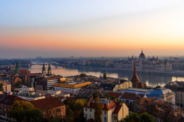 Macaristan 'ın Budapeşte Parlamento Binası üzerindeki manzara.