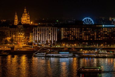 Budapeşte Göz Dönme Dolabı ve Aziz Stephen Bazilikası gece manzarası.