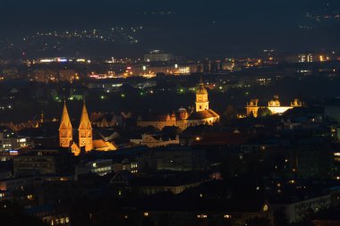 Slovenya 'nın Maribor kentinde merkez alanın gece görüntüsü.