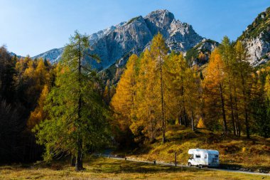 Slovenya 'da sonbaharda bir dağ yolunda karavan sürmek