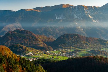 Slovenya 'nın Bled Lake bölgesindeki bir köyün genel manzara manzarası