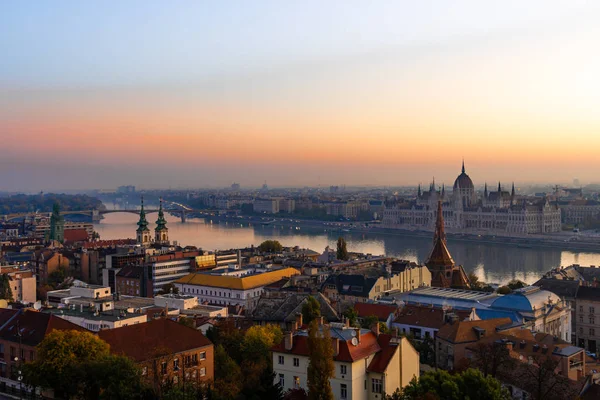 Vista panorámica del edificio del Parlamento de Budapest, Hungría . —  Fotos de Stock