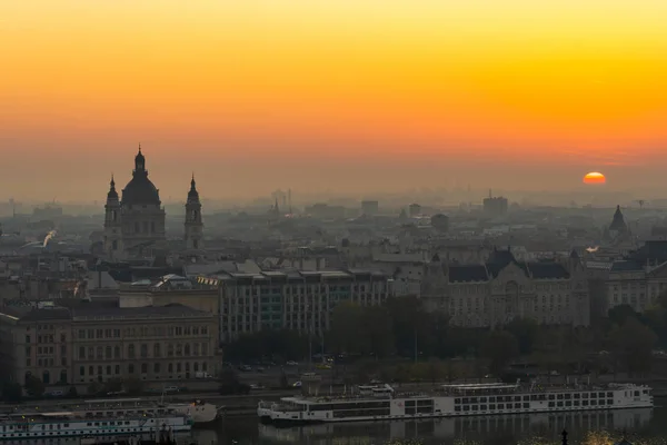 Hazy morning and sunrise over Szent István Bazilika Budapesten — Stock Fotó